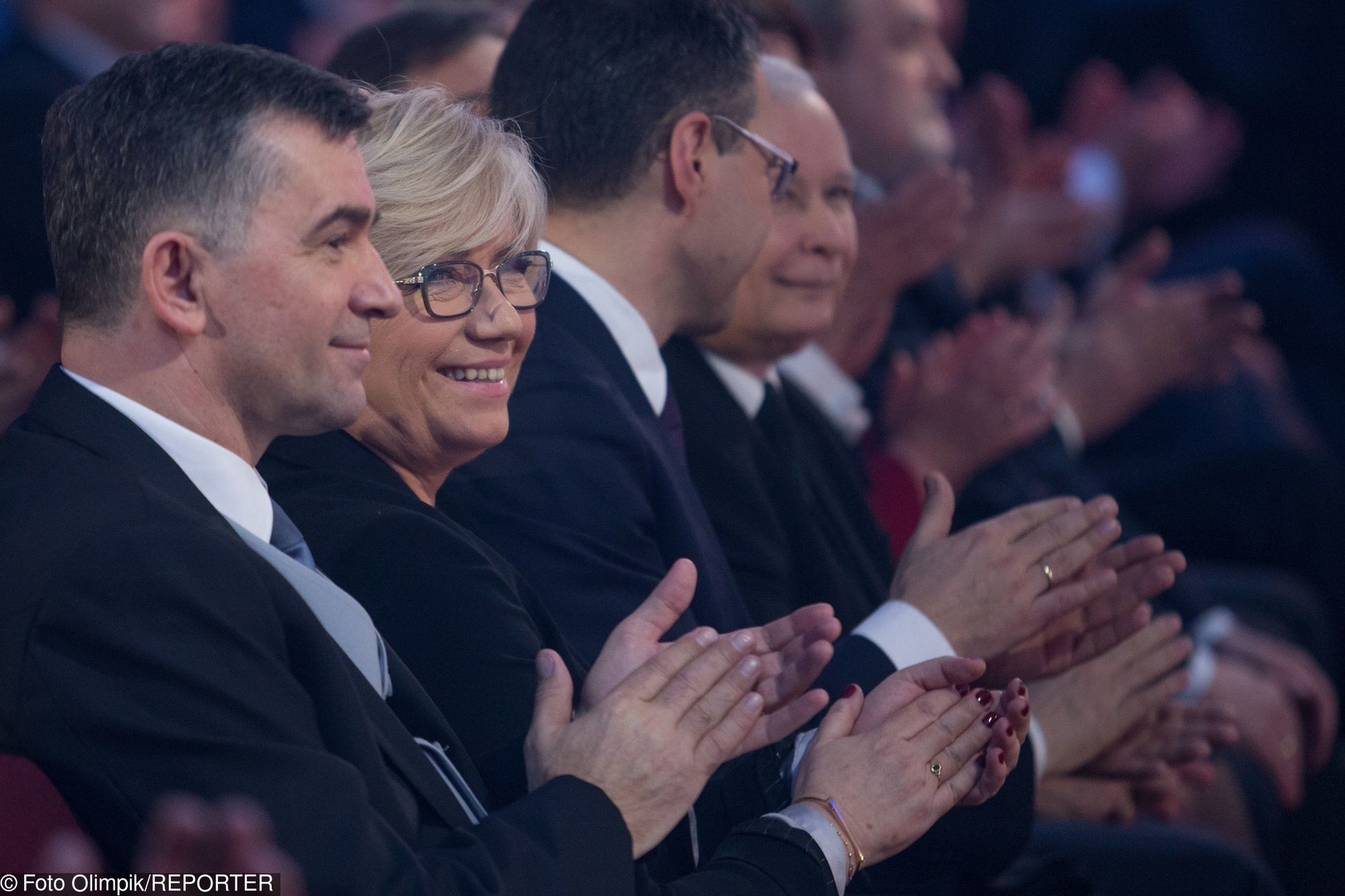 Andrzej i Julia Przyłębscy obok Mateusza Morawieckiego i Jarosława Kaczyńskiego na gali tygodnika "Sieci"