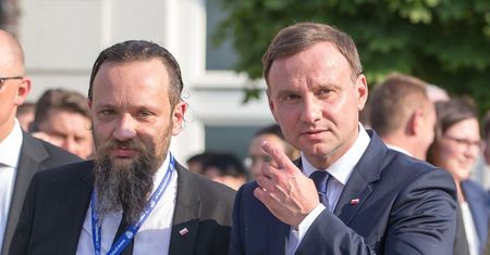 Człowiek prezydenta podszczypuje Macierewicza. Poszło o ordery