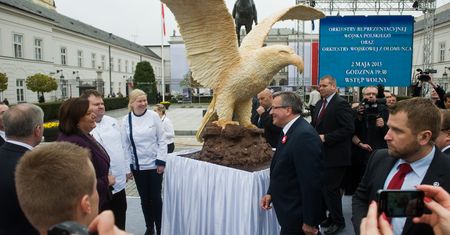 Minister uderza w Komorowskiego. "Polacy nie chcą maszerować za czekoladowym orłem"