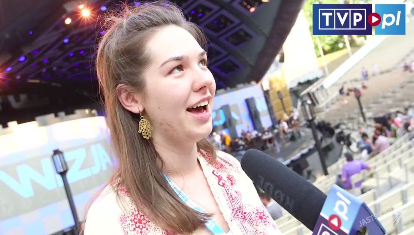 Karolina Czarnecka na festiwalu w Opolu 2015 zaśpiewała Bo We Mnie Jest Sex Kaliny Jędrusik