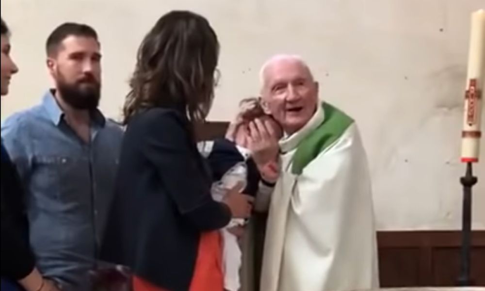 Francuski ksiądz dusił i spoliczkował dziecko podczas chrztu