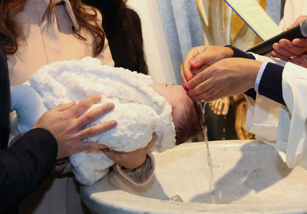 "Dziecko ma obowiązek być ochrzczone". Gdy sakrament staje się przyczyną rozłamu w rodzinie