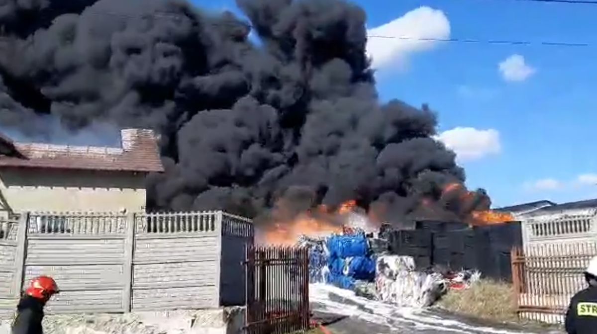 Pożar składowiska w Mokrzeszy pod Częstochową. Na miejscu 16 zastępów