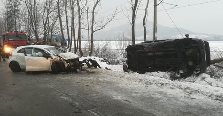Samochód uderzył w drzewo, które spadło na tory. Wstrzymano ruch kolejowy