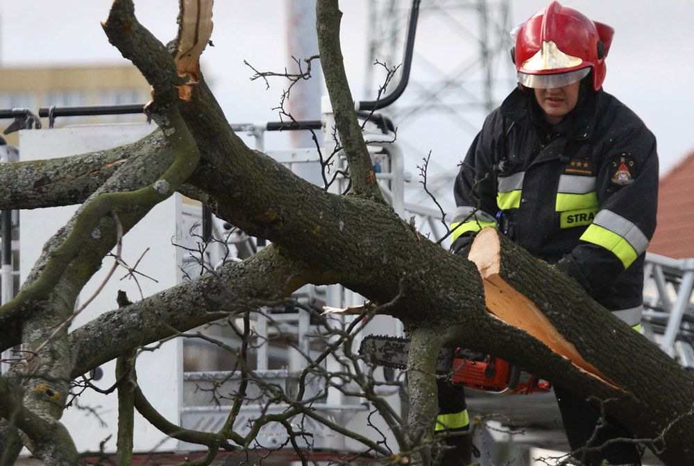 Orkan "Barbara" nad Polską. Sztorm, silny wiatr i awarie