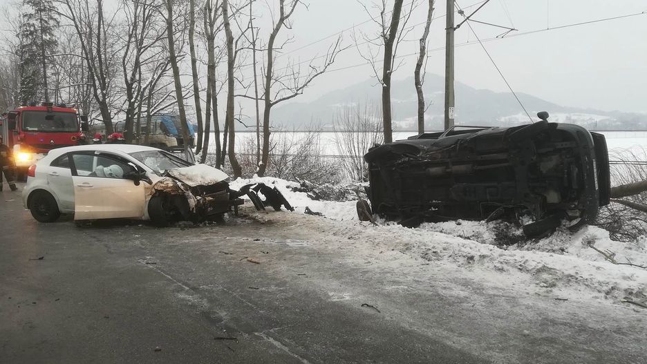 Chwilę wcześniej drzewo powalił samochód, który złamał je uderzeniem