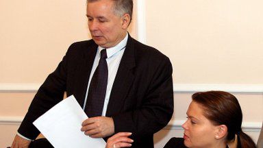 Jarosław Kaczyński (PiS) i Joanna Sosnowska (SLD) podczas konferencji prasowej w Sejmie