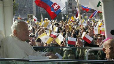 Papież w drodze do dzielnicy Petrżalka