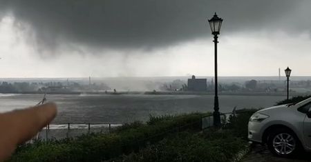 Trąba powietrzna nad Płockiem nagrana przez pana Artura. "Potężny huk, trzaski i niesamowity widok"