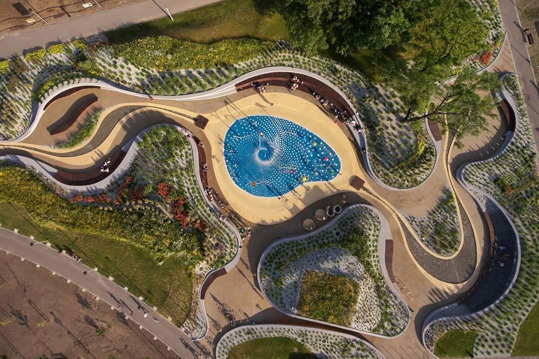 Twórcą projektu jest biuro RS+