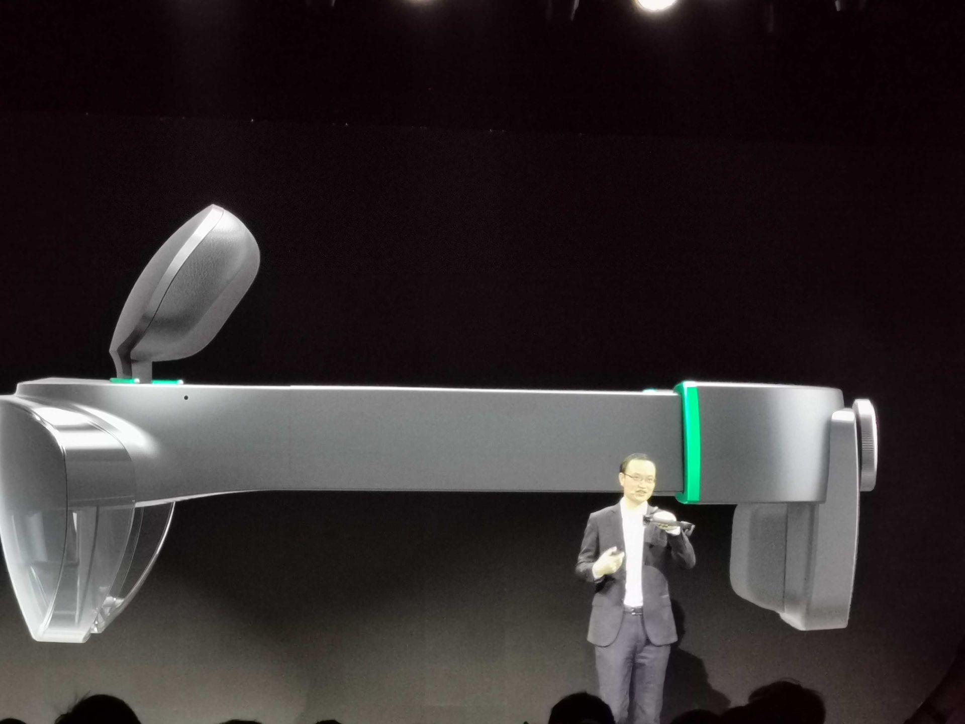 Levin Liu pokazuje gogle AR marki OPPO 