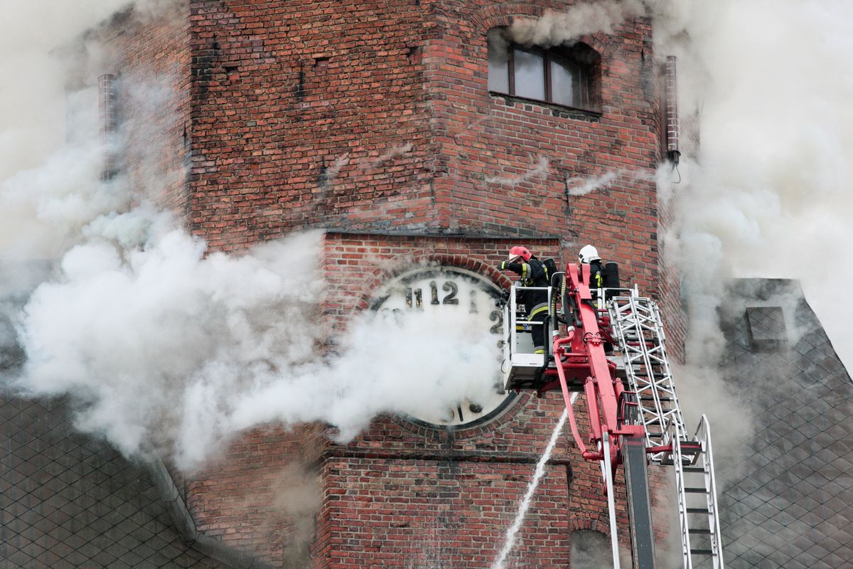 Strażacy walczą z pożarem katedry w Gorzowie