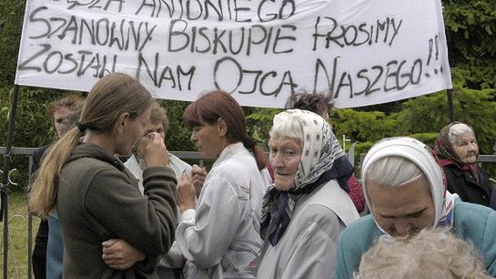 Protestujący parafianie