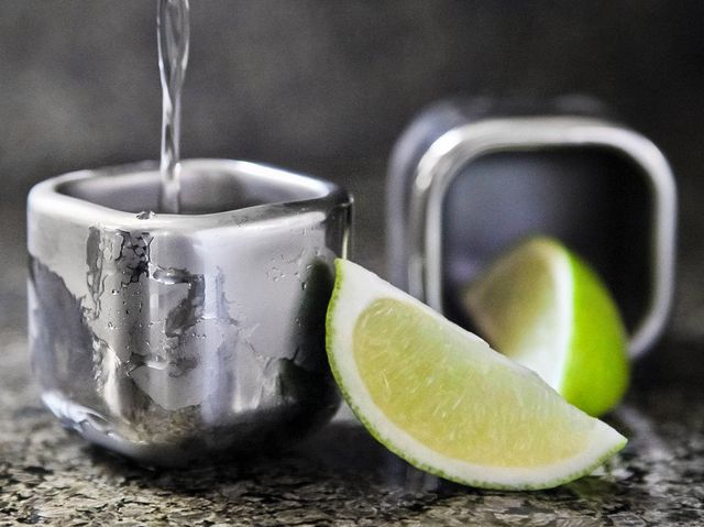 Metalowe kieliszki, które zmrożą alkohol