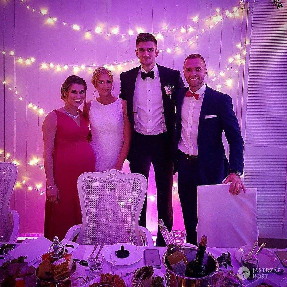 Paweł Zatorski z ciężarną żoną na ślubie Karola Kłosa