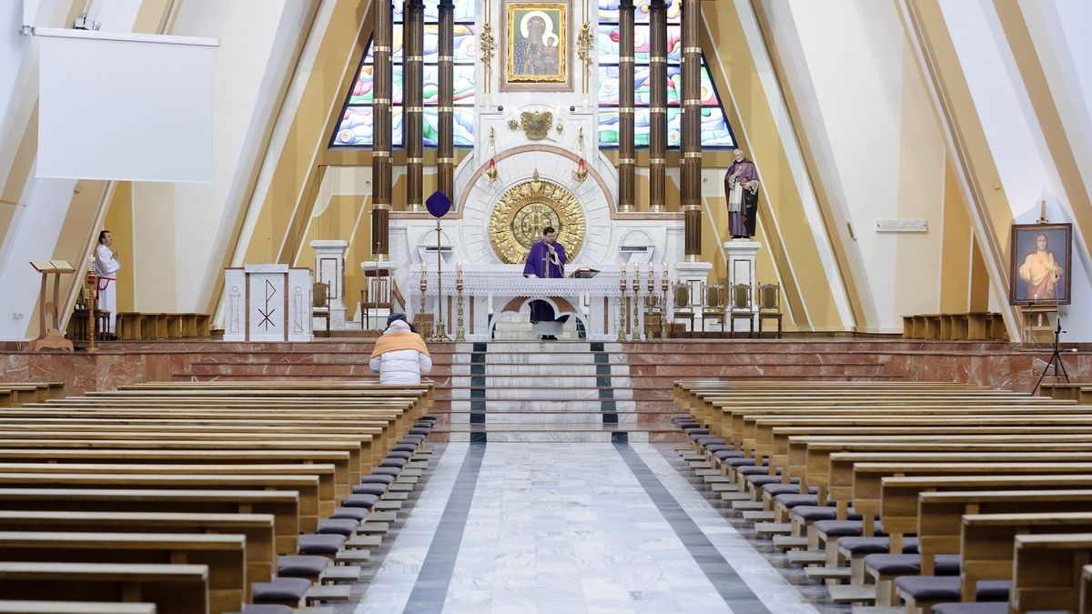 Koronawirus w Polsce. Msza święta w Elblągu. W kościele może przebywać maksymalnie pięć osób