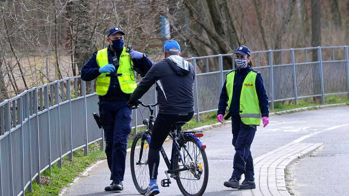Koronawirus w Polsce. Policja karze mandatami, gdy wychodzimy z domu bez ważnego powodu