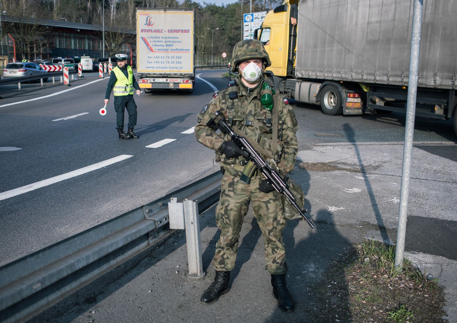 Koronawirus w Polsce. Żołnierze, głównie żandarmi, będą patrolować ulice razem z policją.