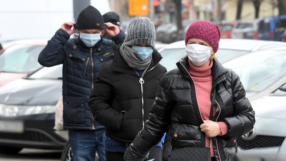 Polakom udzielił się strach przed koronawirusem. Na fot. osoby odwiedzające Wojewódzki Szpital Zakaźny w Warszawie.