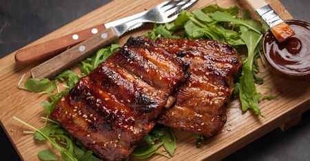 Wykorzystaj popularny napój do przygotowania niezwykłego sosu. Z nim, każdy grill się uda!