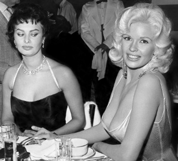 Jayne Mansfield: ''najmądrzejsza głupiutka blondynka" Hollywood. Jej zdjęcie z Sophią Loren przeszło do historii