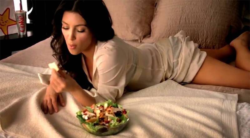 Kim Kardashian je w łóżku. Fot. Carl's Jr