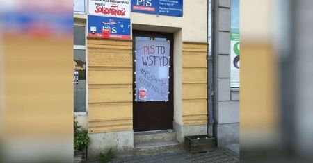 Internauci drwią z elbląskiego KOD-u. Przez baner na biurze polityków PiS
