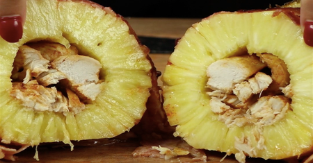 Pieczony ananas z kurczakiem, boczkiem i sosem barbecue