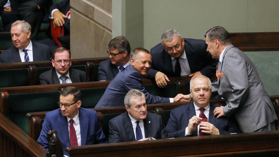 Marian Banaś przyjmuje gratulacje po wyborze na prezesa NIK.