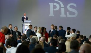 Wymowne gesty Szydło i Macierewicza podczas kongresu PiS.  Internauci od razu poruszyli wyobraźnią