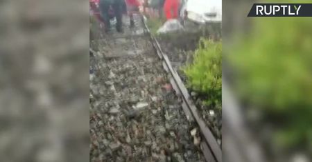 Ratownicy docierają do ofiar zawalonego wiaduktu w Genui