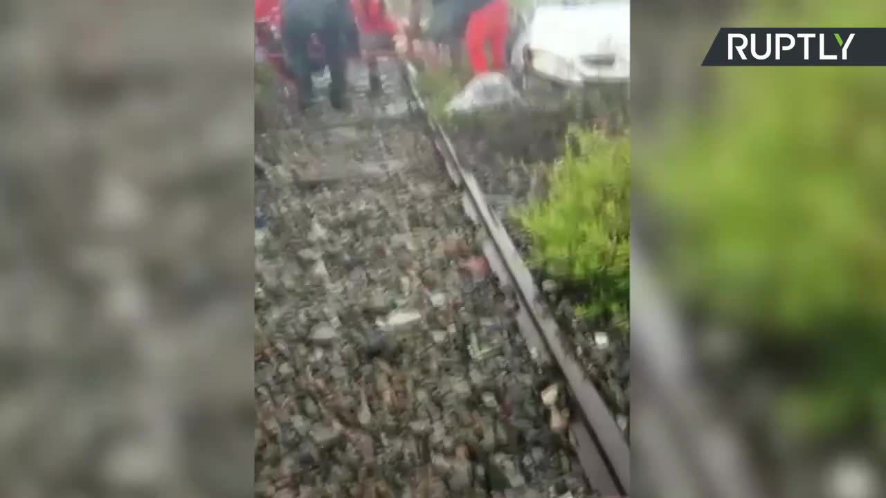 Ratownicy docierają do ofiar zawalonego wiaduktu w Genui