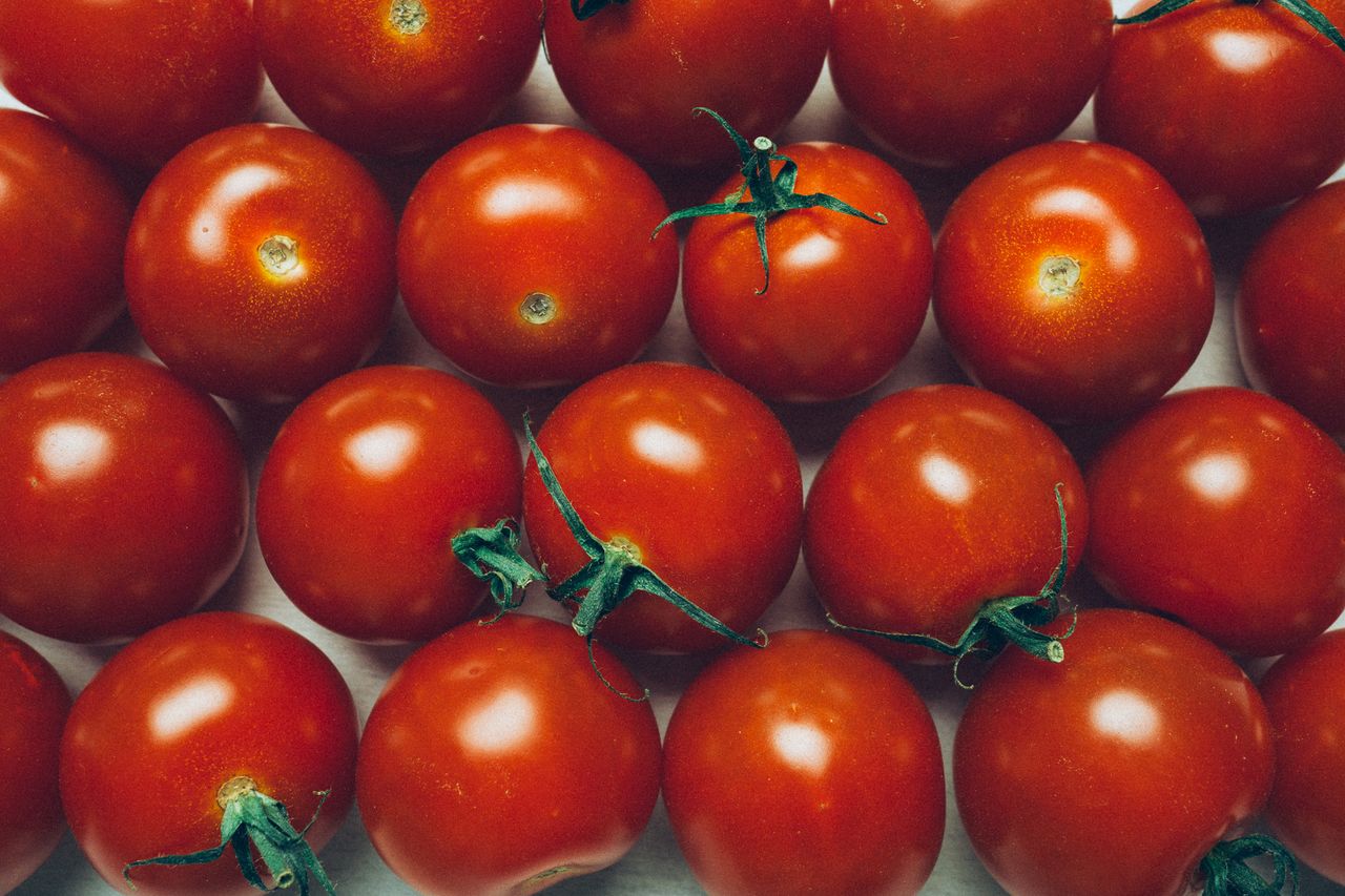 Cut tomatoes like a boss (in 5 seconds)