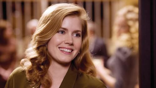 Amy Adams gra główną rolę w filmie "Kobieta w oknie"; fot. UIP