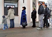 Bankomat wypłacał za dużo pieniędzy. Ustawiła się do niego kolejka