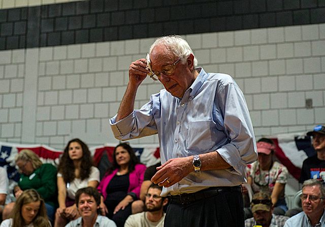 Sanders tłumaczy się na Florydzie z pochwał pod adresem Castro