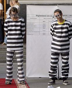 Pokaz mody o złodziejach z ministerstwa