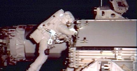 Astronauci z Atlantisa wyszli na kosmiczny spacer