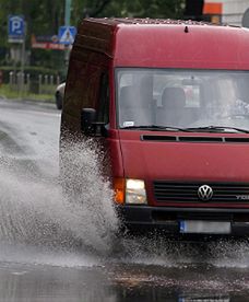 Sosnowiec zalany po ulewie. Synoptycy ostrzegają przed burzami
