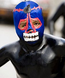 Biegają po ulicach i straszą ludzi