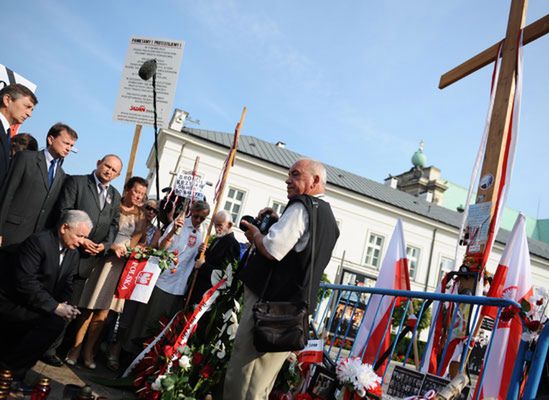 Prezes PiS złożył wieniec pod Pałacem Prezydenckim