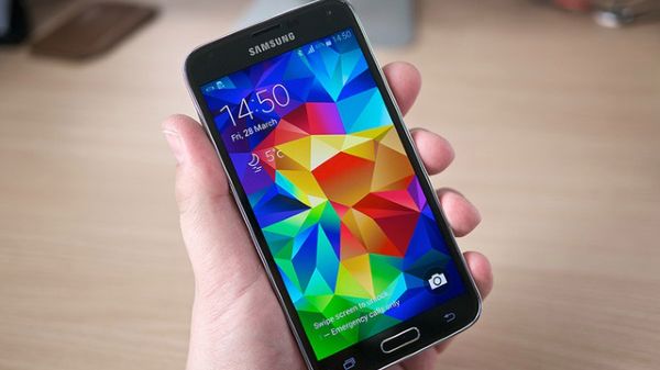 W naszym zestawieniu nie mogło oczywiście zabraknąć smartfona Samsunga. Wprawdzie wielu zgodzi się, że pod względem jakości wykonania telefony tego producenta zostały w ostatnim czasie nieco w tyle za konkurencją, ale wciąż cieszy się on doskonale zasłużoną renomą. Model Galaxy S5, chociaż nie okazał się takim skokiem jakościowym w stosunku do S4, jakiego mogliśmy oczekiwać, to wciąż jeden z najlepszych telefonów dostępnych na rynku. Nawet jeżeli nie prezentuje się tak efektownie jak Z2 czy G3, to nadrabia to doskonałym ekranem super AMOLED i pojemną baterią, zapewniającą spokojnie ok. 1,5 dnia działania. 

Cena: ok. 1900 złotych