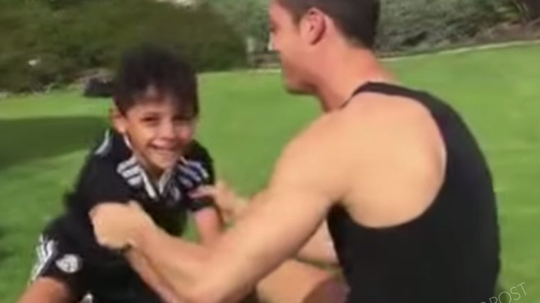 Cristiano Ronaldo z synem, fot. screen z youtube