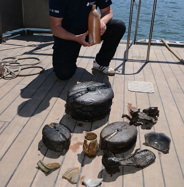 Naukowcy z Narodowego Muzeum Morskiego odnaleźli we wraku statku XIX-wieczną wodę mineralną