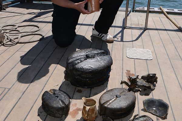 Naukowcy z Narodowego Muzeum Morskiego odnaleźli we wraku statku XIX-wieczną wodę mineralną