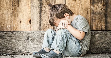 Belgia: zamknęli za karę dziecko na balkonie. "Bóg tak chciał"