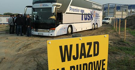 Atak jeleni na Tuska w podróży. "Pokazał chojracką duszę"