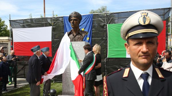 Burmistrz Cassino, Giuseppe Golini Petrarcone, córka generała Andersa, Anna Maria Anders, komendant Okręgu 2 Stowarzyszenia Weteranów Armii Polskiej w Nowym Jorku, uczestnik bitwy o Monte Cassino Antoni Chrościelewski i uczestnik walk o wzgórze Wincenty Knapczyk odsłaniają w Cassino popiersie gen. Władysława Andersa