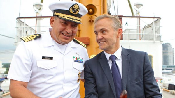 Prezydent Gdyni Wojciech Szczurek w towarzystwie kapitana Juana Carlosa Very Minjaresa na pokładzie meksykańskiego żaglowca "Cuauhtemoc"