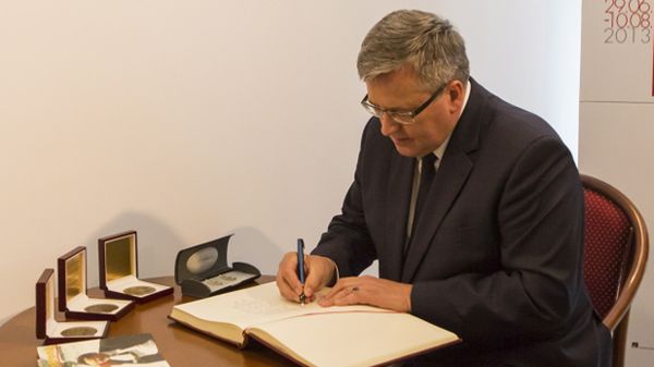 Prezydent RP Bronisław Komorowski wpisuje się do księgi pamiątkowej Biblioteki Raczyńskich